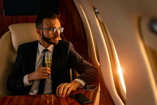 Hombre Negocios Guapo Con Traje Elegante Volando Jet Privado Exclusivo —  Fotos de Stock