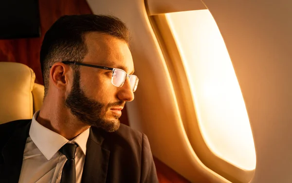 Hombre Negocios Guapo Con Traje Elegante Volando Jet Privado Exclusivo — Foto de Stock