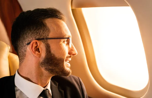 Hombre Negocios Guapo Con Traje Elegante Volando Jet Privado Exclusivo — Foto de Stock