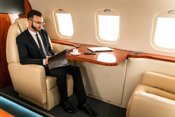 Hombre Negocios Guapo Con Traje Elegante Volando Jet Privado Exclusivo — Foto de Stock