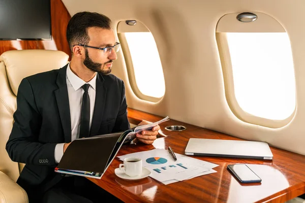 Hombre Negocios Guapo Con Traje Elegante Volando Jet Privado Exclusivo — Foto de Stock