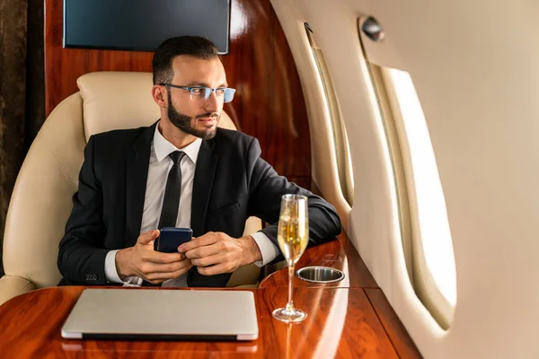 Hombre Negocios Guapo Con Traje Elegante Volando Jet Privado Exclusivo — Foto de Stock