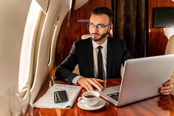 Snygg Affärsman Elegant Kostym Flyger Exklusiv Privat Jet Framgångsrik Entreprenör — Stockfoto