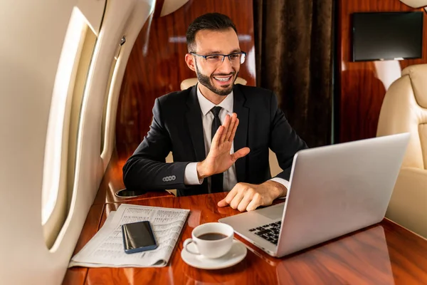 Hombre Negocios Guapo Con Traje Elegante Volando Jet Privado Exclusivo — Foto de Stock