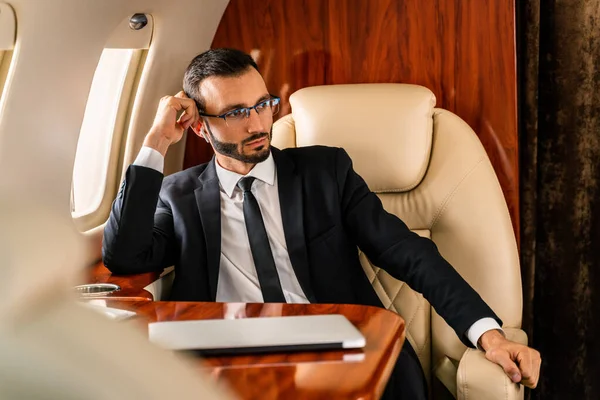 Hombre Negocios Guapo Con Traje Elegante Volando Jet Privado Exclusivo — Foto de Stock