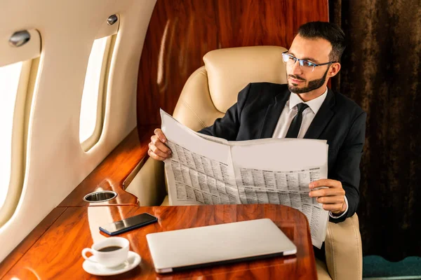 Knappe Zakenman Draagt Elegant Pak Vliegen Exclusieve Prive Jet Succesvolle — Stockfoto