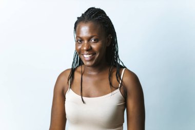 İç çamaşırlarıyla poz veren güzel bir kadın - Güzel kız portresi, çok kültürlü insanlar, kapsayıcı toplum ve vücut pozitifliği konseptleri