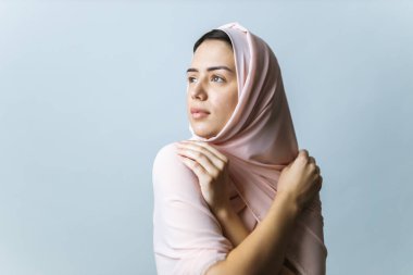 İç çamaşırlarıyla poz veren güzel bir kadın - Güzel kız portresi, çok kültürlü insanlar, kapsayıcı toplum ve vücut pozitifliği konseptleri