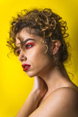 İç çamaşırlarıyla poz veren güzel bir kadın - Güzel kız portresi, çok kültürlü insanlar, kapsayıcı toplum ve vücut pozitifliği konseptleri