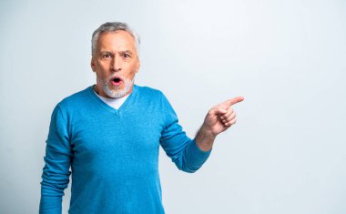 Yakışıklı son sınıf erkek portresi, arka planda stüdyo fotoğrafı, yaşlı bir adam, yarı vücut fotoğrafı.