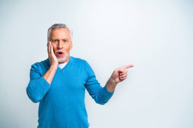 Yakışıklı son sınıf erkek portresi, arka planda stüdyo fotoğrafı, yaşlı bir adam, yarı vücut fotoğrafı.