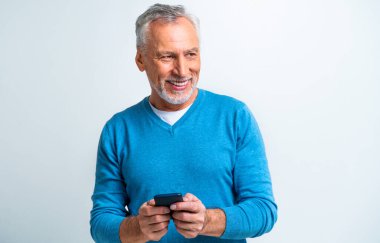 Yakışıklı son sınıf erkek portresi, arka planda stüdyo fotoğrafı, yaşlı bir adam, yarı vücut fotoğrafı.