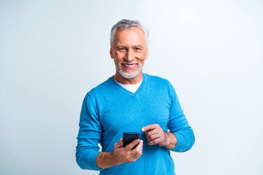 Yakışıklı son sınıf erkek portresi, arka planda stüdyo fotoğrafı, yaşlı bir adam, yarı vücut fotoğrafı.