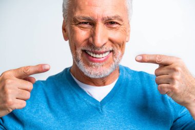 Yakışıklı son sınıf erkek portresi, arka planda stüdyo fotoğrafı, yaşlı bir adam, yarı vücut fotoğrafı.