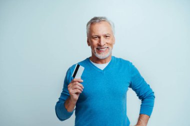 Yakışıklı son sınıf erkek portresi, arka planda stüdyo fotoğrafı, yaşlı bir adam, yarı vücut fotoğrafı.