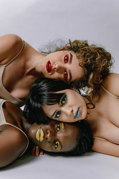 Multiculturele Groep Van Mooie Vrouwen Poseren Ondergoed Mooie Meisjes Portret — Stockfoto