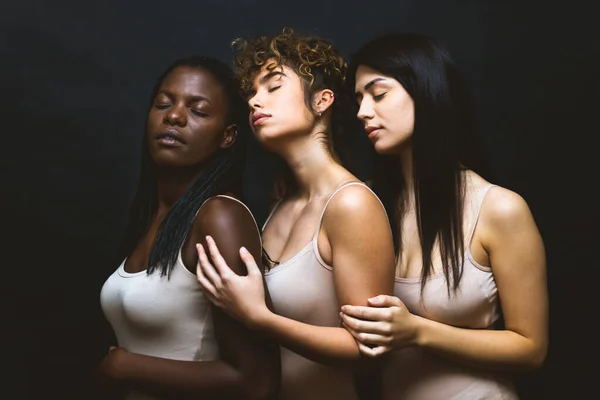 Gruppo Multiculturale Belle Donne Posa Biancheria Intima Belle Ragazze Ritratto — Foto Stock