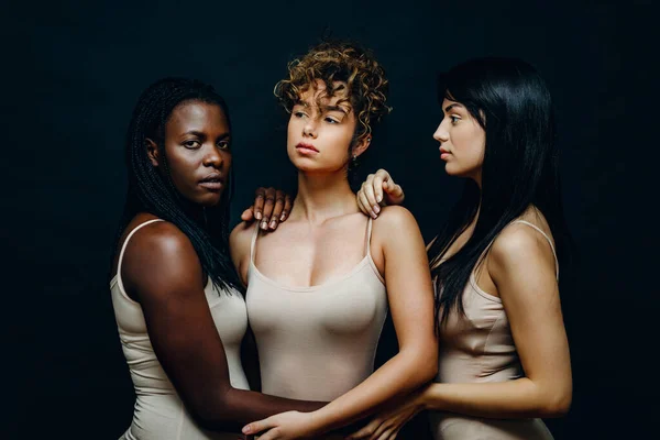 Grupo Multicultural Mulheres Bonitas Posando Roupa Interior Meninas Bonitas Retrato — Fotografia de Stock