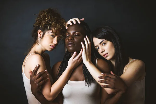 Wielokulturowa Grupa Pięknych Kobiet Pozujących Bieliźnie Portret Pięknych Dziewcząt Koncepcje — Zdjęcie stockowe