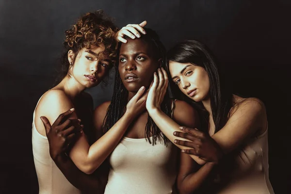 下着姿の美しい女性の多文化グループ 3かわいい女の子の肖像画 多文化の人々についての概念 包括的な社会と体のポジティビティ — ストック写真