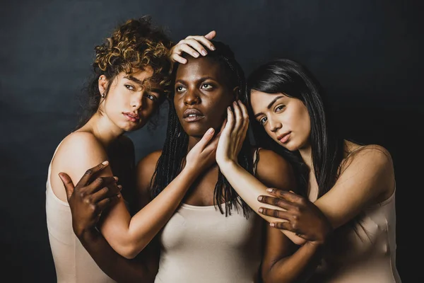 下着姿の美しい女性の多文化グループ 3かわいい女の子の肖像画 多文化の人々についての概念 包括的な社会と体のポジティビティ — ストック写真