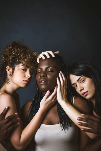 Grupo Multicultural Mujeres Hermosas Posando Ropa Interior Niñas Bonitas Retrato — Foto de Stock