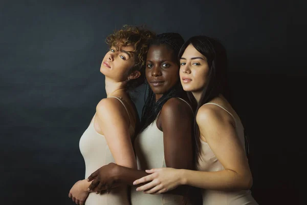 Multiculturele Groep Van Mooie Vrouwen Poseren Ondergoed Mooie Meisjes Portret — Stockfoto