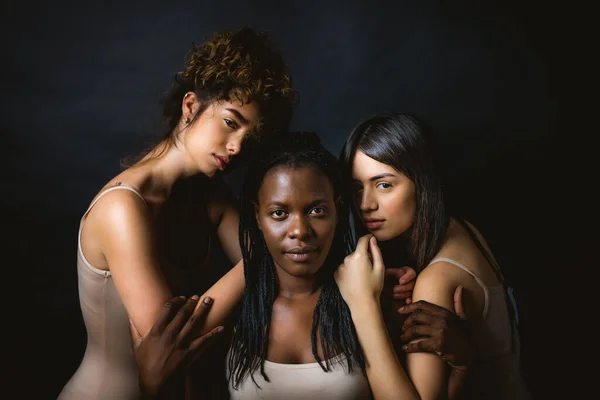 Grupo Multicultural Mulheres Bonitas Posando Roupa Interior Meninas Bonitas Retrato — Fotografia de Stock