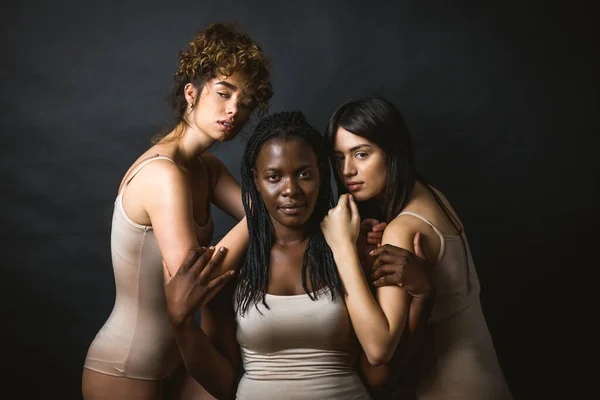 Multiculturele Groep Van Mooie Vrouwen Poseren Ondergoed Mooie Meisjes Portret — Stockfoto