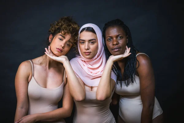 Мультикультурна Група Красивих Жінок Які Позують Нижній Білизні Красивих Портрети — стокове фото
