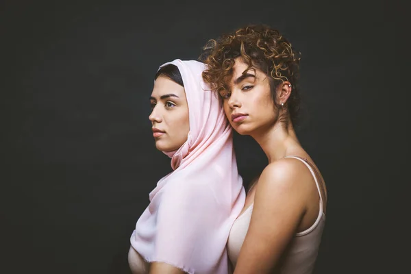 Мультикультурная Группа Красивых Женщин Позирующих Нижнем Белье Портрет Двух Симпатичных — стоковое фото