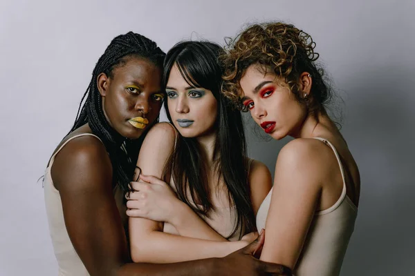 Мультикультурная Группа Красивых Женщин Позирующих Нижнем Белье Портрет Трех Симпатичных — стоковое фото