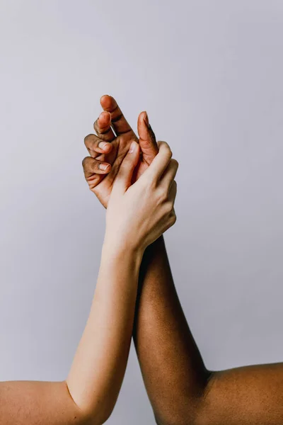 Armas Mujeres Blancas Negras Conceptos Sobre Integración Racial Derechos Humanos —  Fotos de Stock