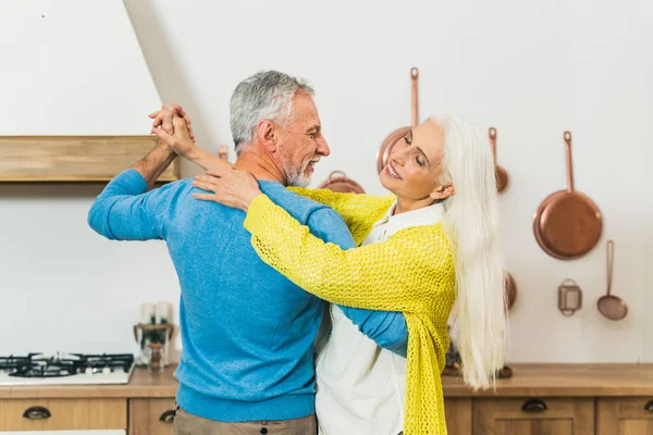 Casal Sênior Bonito Amantes Retrato Pessoas Idosas Enquanto Diverte Casa — Fotografia de Stock