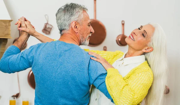 Casal Sênior Bonito Amantes Retrato Pessoas Idosas Enquanto Diverte Casa — Fotografia de Stock