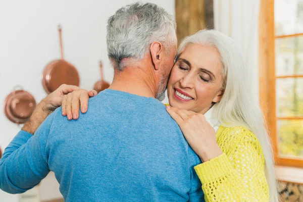 Bella Coppia Amanti Anziani Ritratto Persone Anziane Divertendosi Casa Concetti — Foto Stock