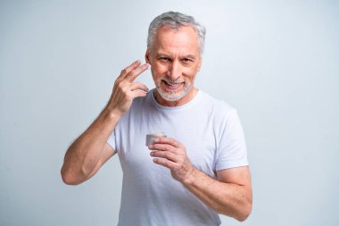 Yakışıklı son sınıf erkek portresi, arka planda stüdyo fotoğrafı, yaşlı bir adam, yarı vücut fotoğrafı.