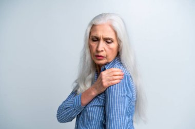 Güzel bir son sınıf kadın portresi, arka planda stüdyo fotoğrafı, yaşlı bir adam, yarı vücut fotoğrafı.