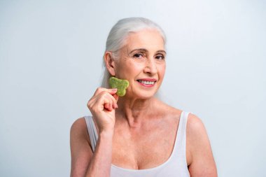 Güzel bir son sınıf kadın portresi, arka planda stüdyo fotoğrafı, yaşlı bir adam, yarı vücut fotoğrafı.