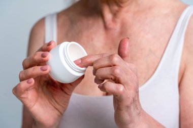 Güzel bir son sınıf kadın portresi, arka planda stüdyo fotoğrafı, yaşlı bir adam, yarı vücut fotoğrafı.