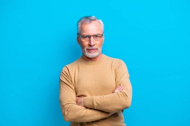 Yakışıklı son sınıf erkek portresi, arka planda stüdyo fotoğrafı, yaşlı bir adam, yarı vücut fotoğrafı.