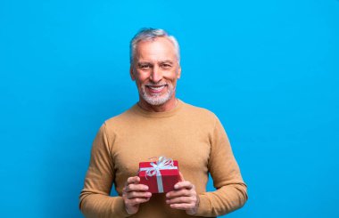 Yakışıklı son sınıf erkek portresi, arka planda stüdyo fotoğrafı, yaşlı bir adam, yarı vücut fotoğrafı.