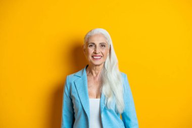 Güzel bir son sınıf kadın portresi, arka planda stüdyo fotoğrafı, yaşlı bir adam, yarı vücut fotoğrafı.