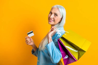 Güzel bir son sınıf kadın portresi, arka planda stüdyo fotoğrafı, yaşlı bir adam, yarı vücut fotoğrafı.