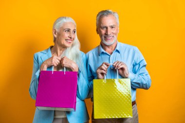 Güzel son sınıf aşıkları - Beyaz arka planda yaşlı insanlar portresi