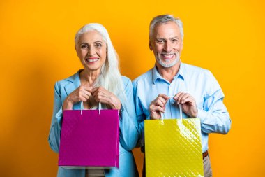 Güzel son sınıf aşıkları - Beyaz arka planda yaşlı insanlar portresi