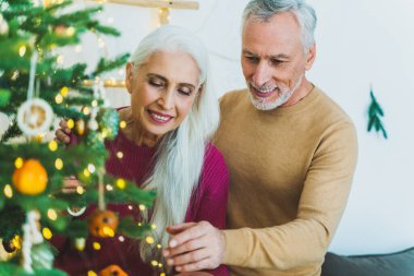 Güzel son sınıf aşıkları - Beyaz arka planda yaşlı insanlar portresi