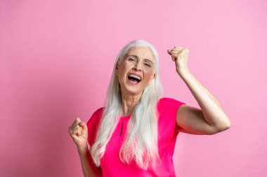 Güzel bir son sınıf kadın portresi, arka planda stüdyo fotoğrafı, yaşlı bir adam, yarı vücut fotoğrafı.