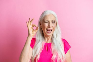 Güzel bir son sınıf kadın portresi, arka planda stüdyo fotoğrafı, yaşlı bir adam, yarı vücut fotoğrafı.