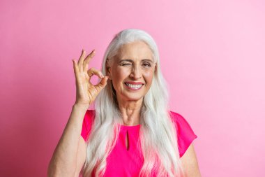 Güzel bir son sınıf kadın portresi, arka planda stüdyo fotoğrafı, yaşlı bir adam, yarı vücut fotoğrafı.